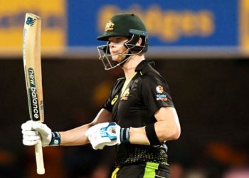 Smith relays commentator's input to Finch during 3rd T20I