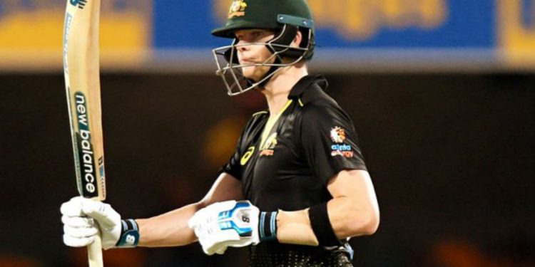 Smith relays commentator's input to Finch during 3rd T20I