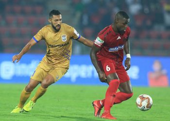 Mohamed Larbi of Mumbai City FC (L) and Jose Leudo of NEUFC fight for the ball during the game Tuesday