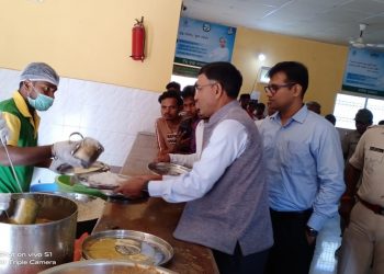 Chief Secy waits for turn at Aahaar centre to get food