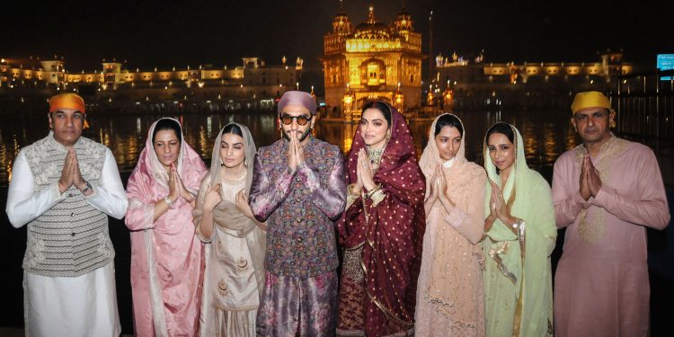 DeepVeer visit Golden Temple on wedding anniversary; see pics