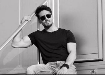 Tiger Shroff flaunts his big biceps from 'Baaghi 3' set; See pic