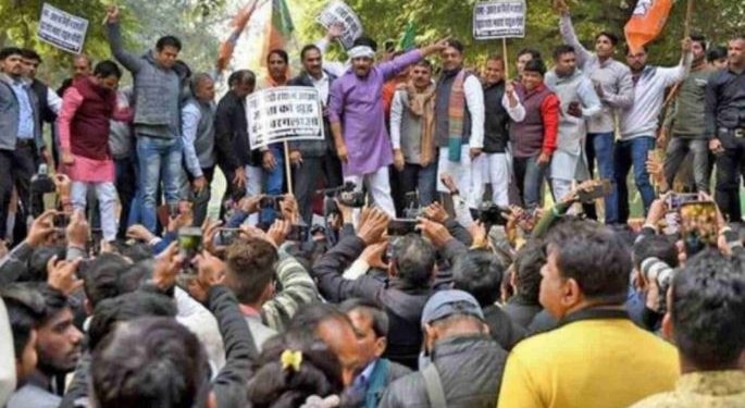 Led by Delhi BJP chief Manoj Tiwari, the party workers raised slogans against the AAP and demanded an apology from it for trying to ‘malign the image’ of Prime Minister Narendra Modi.