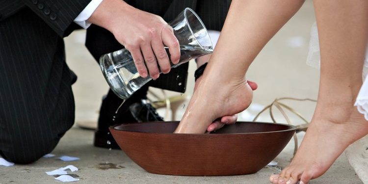 Female boss washes employees’ feet; Watch shocking video