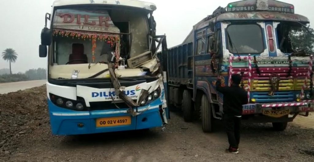 15 hurt as bus collides with truck in Angul