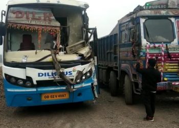 15 hurt as bus collides with truck in Angul