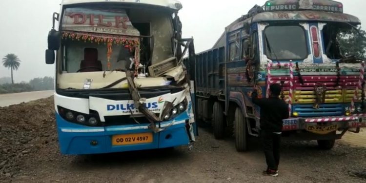 15 hurt as bus collides with truck in Angul