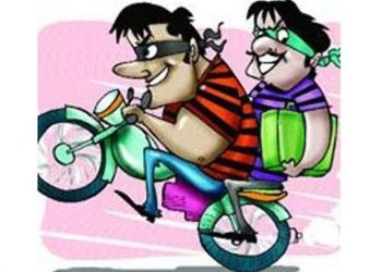 Hilarious! Miscreants loot 50 kg onion from a rickshaw puller