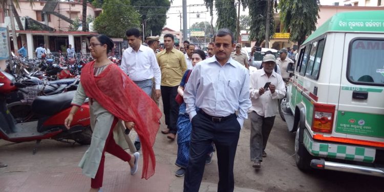 5T secretary conducts surprise check at Bhadrak DHH