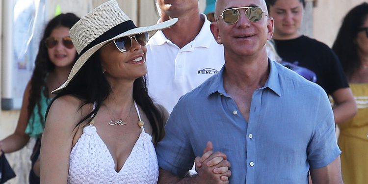 Bezos spotted holidaying with GF in Italy