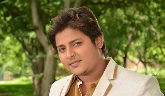 Odia actor Babushan fined for riding bike without helmet
