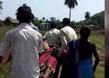 Pregnant woman carried on stretcher for three kilometres