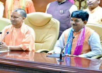 Kapil Dev Agarwal (R) with UP Chief Minister Yogi Adityanath. File photo