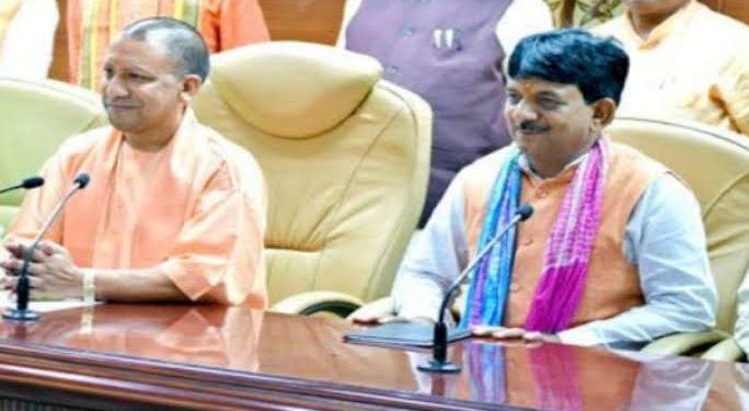 Kapil Dev Agarwal (R) with UP Chief Minister Yogi Adityanath. File photo