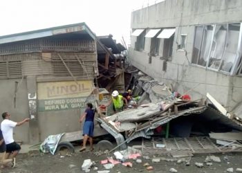 Rescue crew members look for trapped victims at collapsed building at Padada market, in Padada  Philippines December 15, 2019 in this still image obtained from social media video. VINCENT YAJ MAKIPUTIN/via REUTERS THIS IMAGE HAS BEEN SUPPLIED BY A THIRD PARTY. MANDATORY CREDIT. NO RESALES. NO ARCHIVES.
