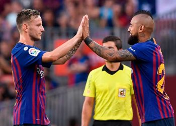 Ivan Rakitic (L) and Arturo Vidal