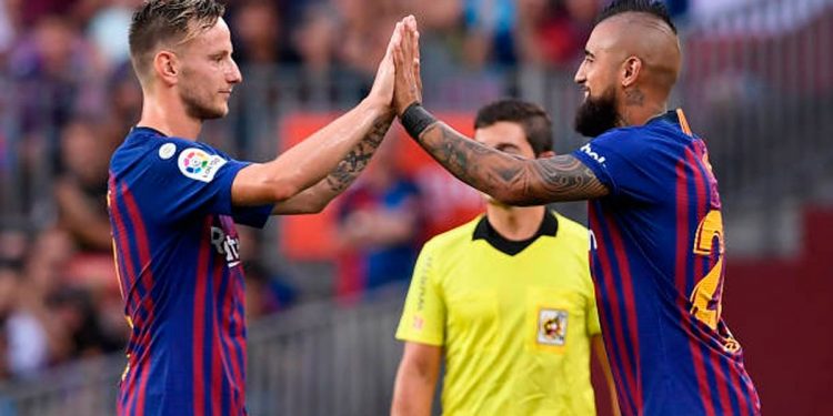 Ivan Rakitic (L) and Arturo Vidal