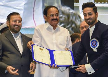 Ayishmann Khurrana receives his award from Vice-President Venkaiah Naidu. Also present is Information & Broadcasting Minister Prakash Javadekar