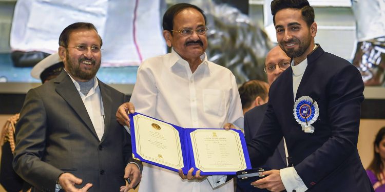 Ayishmann Khurrana receives his award from Vice-President Venkaiah Naidu. Also present is Information & Broadcasting Minister Prakash Javadekar