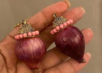 This actor gifts onion earrings to wife Twinkle