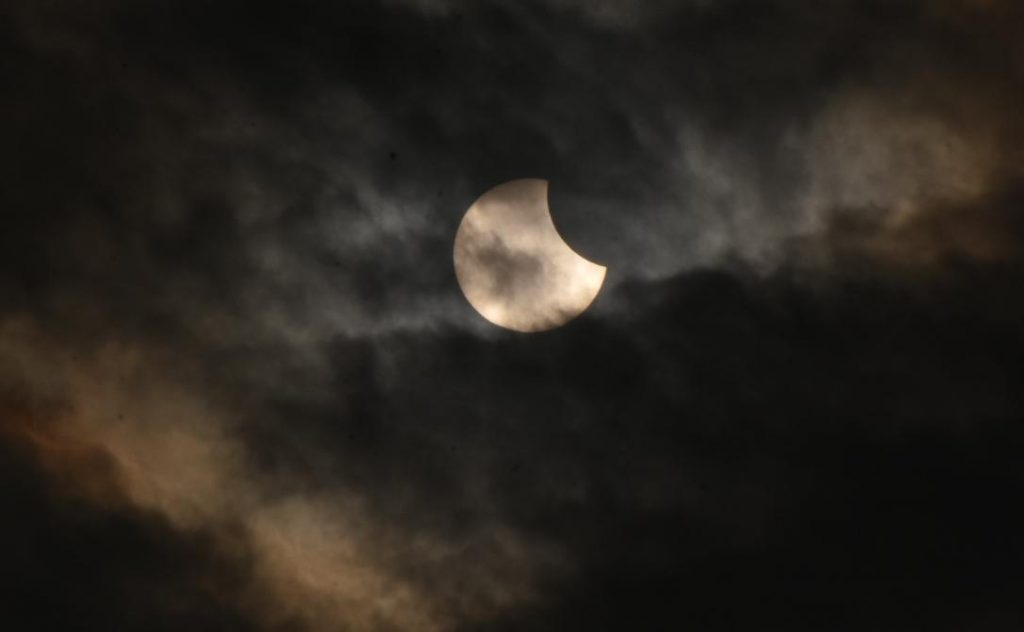 Thousands witness spectacular solar eclipse in Odisha