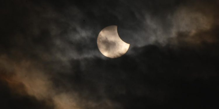 Thousands witness spectacular solar eclipse in Odisha