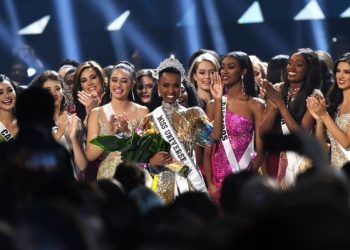 ATLANTA, GEORGIA - DECEMBER 08: (EDITORIAL USE ONLY) Miss Universe 2019 Zozibini Tunzi, of South Africa, is crowned onstage at the 2019 Miss Universe Pageant at Tyler Perry Studios on December 08, 2019 in Atlanta, Georgia. (Photo by Paras Griffin/Getty Images)