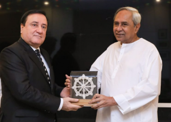 Chief Minister Naveen Patnaik hands over a memento to Syrian Ambassador to India, Dr Riad Kamel Abbas, at Loka Seva Bhawan in Bhubaneswar, Monday 	OP Photo