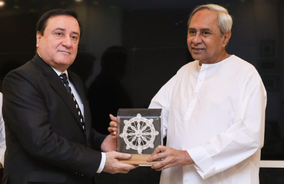Chief Minister Naveen Patnaik hands over a memento to Syrian Ambassador to India, Dr Riad Kamel Abbas, at Loka Seva Bhawan in Bhubaneswar, Monday 	OP Photo