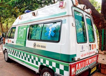 108-ambulance-drops-patient-midway-to-SCB-Medical-College-and-Hospital