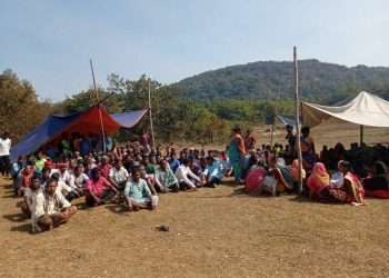 Locals protest at railway siding