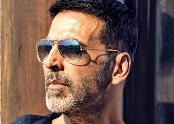 Akshay Kumar plays beach volleyball with boys; watch video