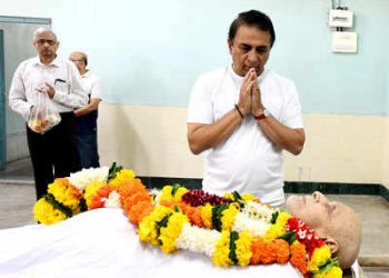 Sunil Gavaskar pays last respect to Bapu Nadkarni