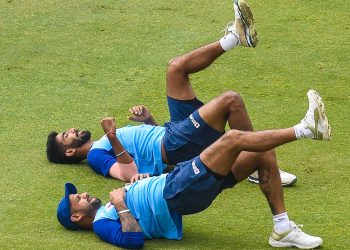 Jasprit Bumrah (R) and Shikhar Dhawan train ahead of the T20I against Sri Lanka
