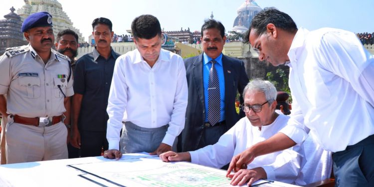 5T secretary VK Pandian, Works department secretary Krishan Kumar and Puri Collector Balwant Singh explain a blueprint for Srimandir heritage corridor to Chief Minister Naveen Patnaik in Puri, Thursday 	OP Photo