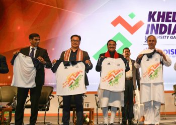 Odisha Chief Minister Naveen Patnaik and other dignitaries pose with the jersey of the Khelo India University Games