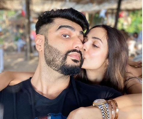 Malaika Arora kissing Arjun Kapoor wins the internet; See pic