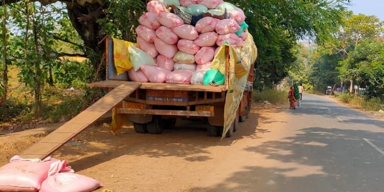 In absence of mandis, Andhra traders make hay
