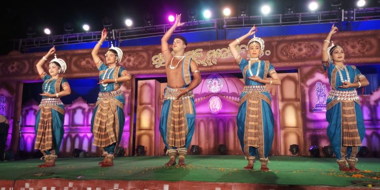 Subarna Lok Mahotsav enthralls crown on second day