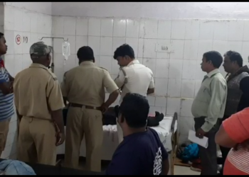 Unidentified miscreants stab finance company employee, loot lakhs