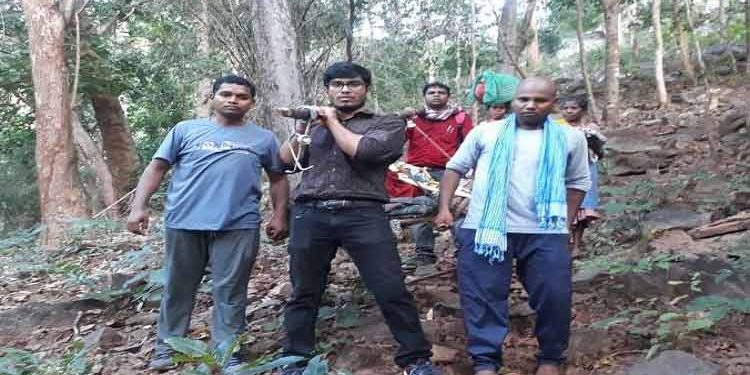 Health department team carries pregnant woman on shoulders for 20 kilometres