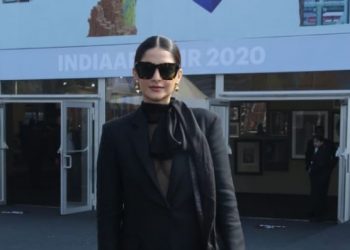 Sonam Kapoor visits India Art Fair