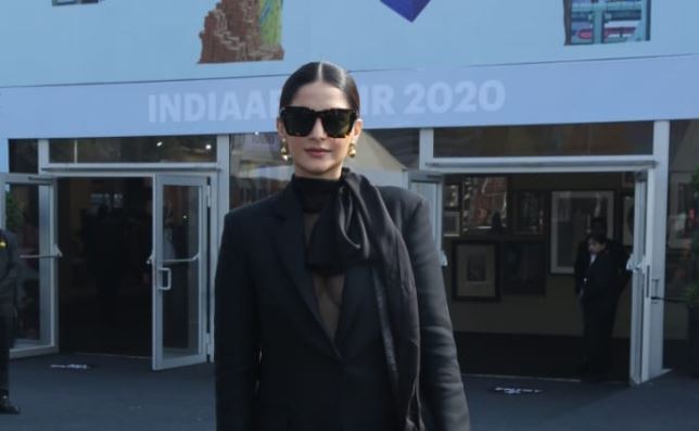 Sonam Kapoor visits India Art Fair