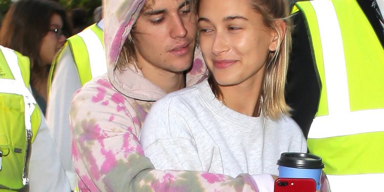 LONDON, ENGLAND - SEPTEMBER 18:  Justin Bieber and Hailey Baldwin seen at the London Eye on September 18, 2018 in London, England.  (Photo by Ricky Vigil M/GC Images)