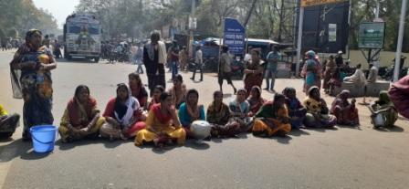 Baripada locals hit road over no water supply - OrissaPOST