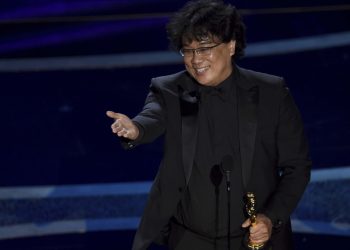 Bong Joon Ho with the award for the best director for "Parasite" at the Oscars
