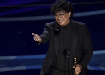 Bong Joon Ho with the award for the best director for "Parasite" at the Oscars