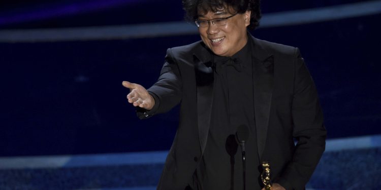 Bong Joon Ho with the award for the best director for "Parasite" at the Oscars