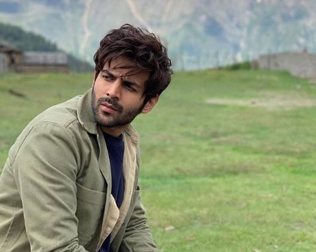 Kartik Aaryan beats 'Rajasthani cold' with morning soccer session; watch video