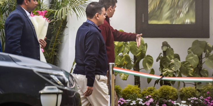 Arvind Kejriwal arrives at Amit Shah's residence